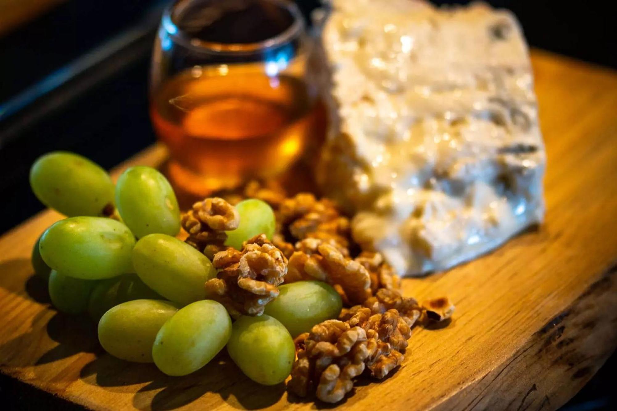 Grande Real Villa Italia Hotel & Spa Cascais Bagian luar foto Gorgonzola with grapes and walnuts