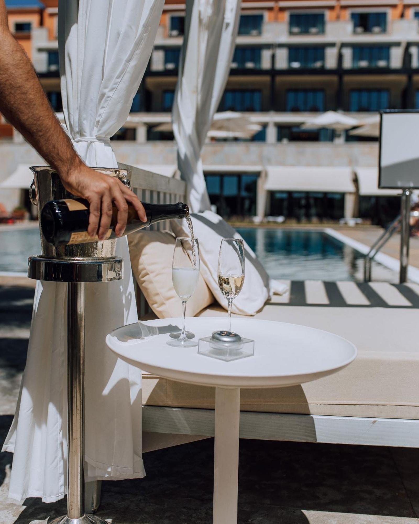 Grande Real Villa Italia Hotel & Spa Cascais Bagian luar foto A butler in a hotel