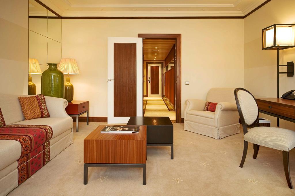 Grande Real Villa Italia Hotel & Spa Cascais Bagian luar foto A suite at the Taj Mahal Palace, Mumbai