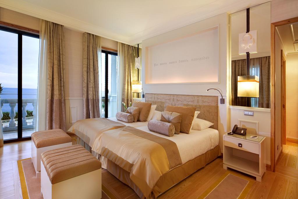 Grande Real Villa Italia Hotel & Spa Cascais Bagian luar foto A bedroom at the hotel