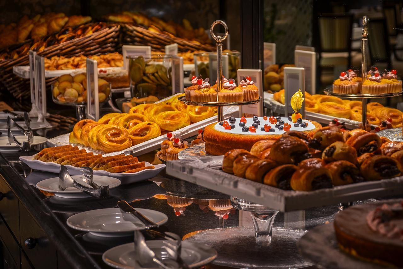 Grande Real Villa Italia Hotel & Spa Cascais Bagian luar foto A buffet of pastries